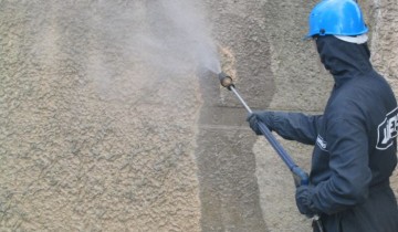 Процесс очистки фасада от грязи, ucoz.ua