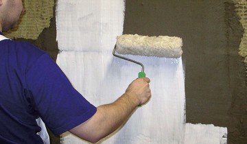 Процесс покрытия стены акриловой грунтовкой, nfmesi.ru