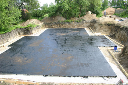 На фото битумная гидроизоляция фундамента, vasha-banya.com