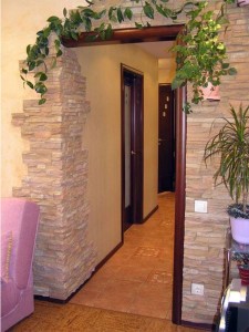 Изображение декоративного камня вокруг двери