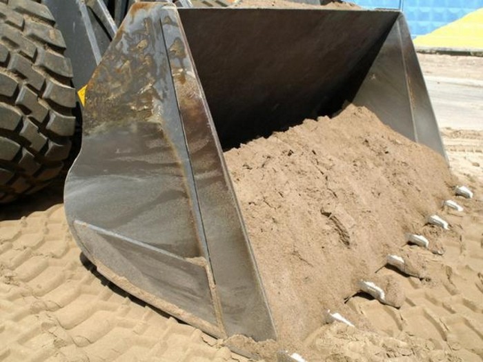 На фото песок для строительных работ