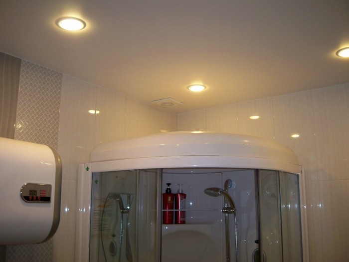 Фотография натяжного потолка в ванной комнате