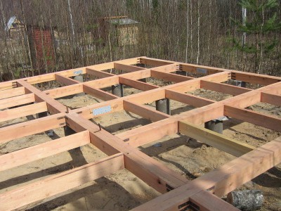 Снимок свайного фундамента с деревянными перемычками
