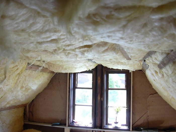 На фото утепление потолка в деревянном доме