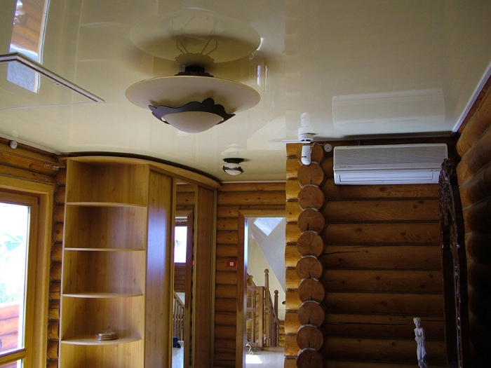 На фото натяжной потолок в деревянном доме