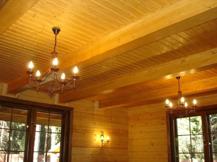 На фото рельефно-подшивной потолок в деревянном доме