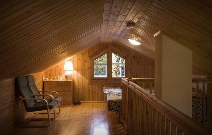 Фотография потолка в деревянном доме