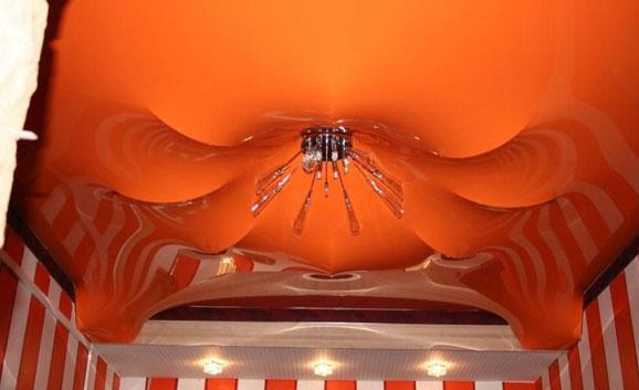 На фото 3D потолок волнами