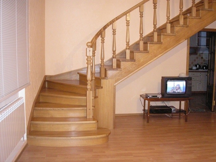 Изображение деревянной лестницы