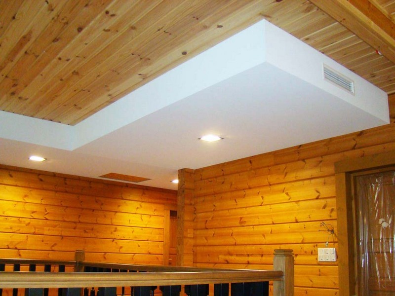 Как и чем отделать потолок в деревянном доме