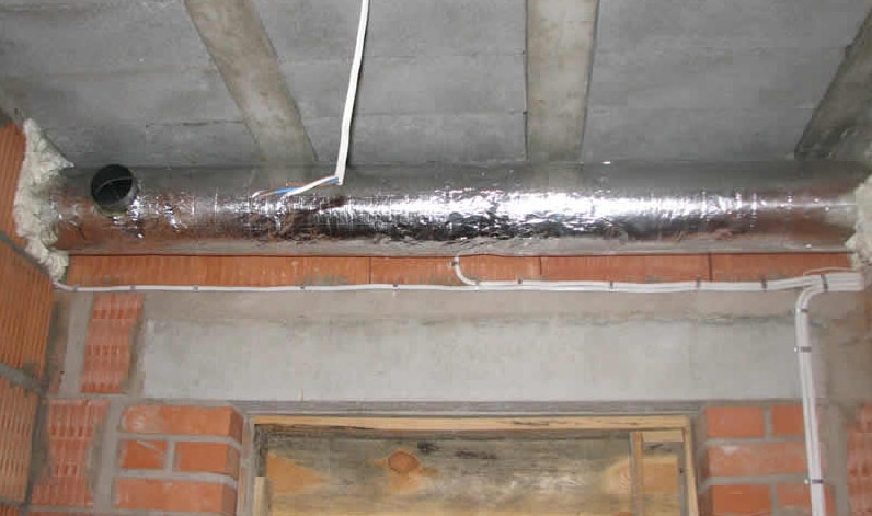 Вытяжное вентиляционное отверстие в гаражном помещении смежного типа