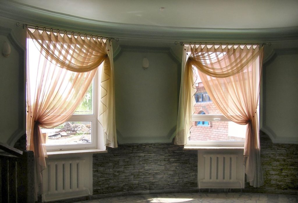 Короткие шторы в гостиной