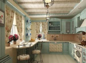 Голубая кухня прованс с дощатым потолком и балками