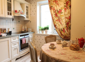 Кухня в стиле прованс в пастельных тонах с цветочным принтом