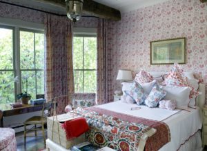 Обои и текстиль с различным цветочным рисунком в спальне в стиле прованс