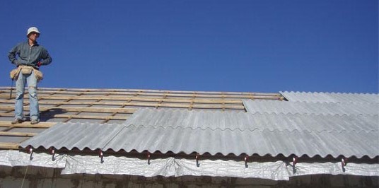 Монтаж шифера на крышу