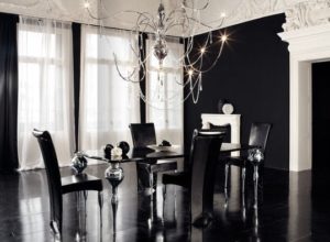 Чёрно-белая гостиная с утончённой мебелью