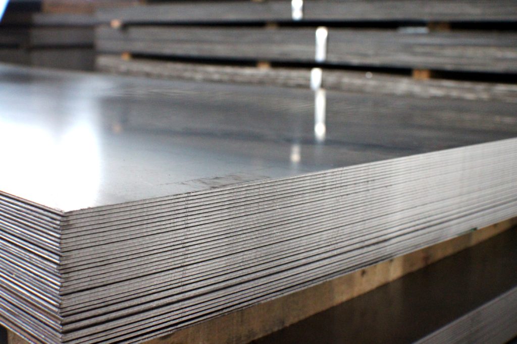 Оцинкованный стальной лист: особенности производства и применение материала