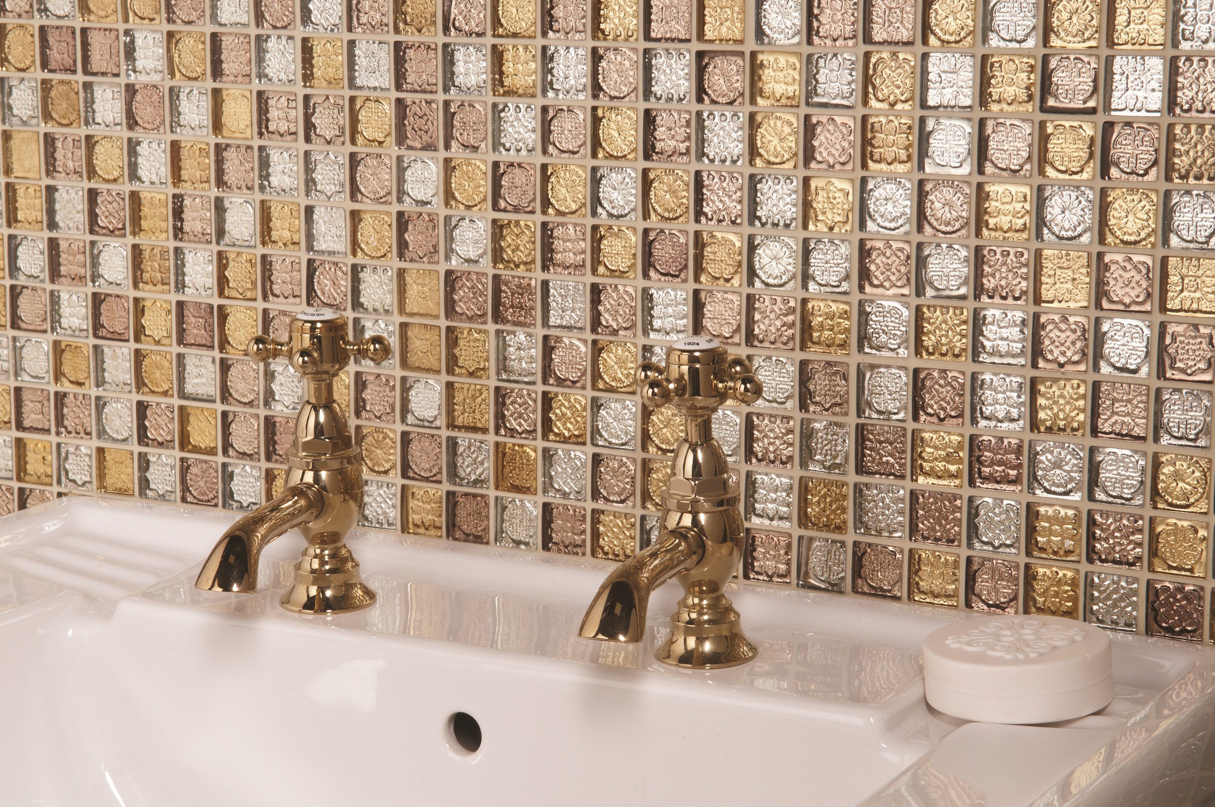 Стеклянная мозаика в ванной комнате
