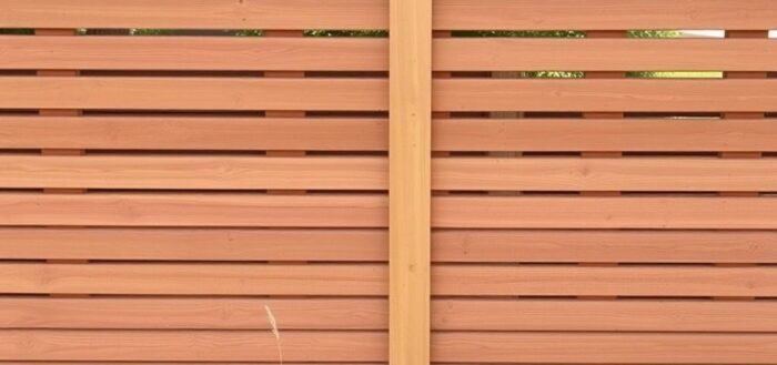 Заборы из ламелей: тонкая игра света, воздуха и приватности